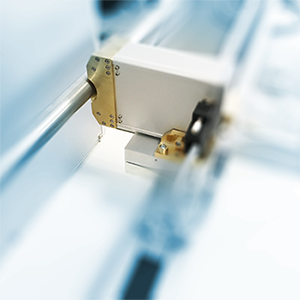 Leak testing unit for automated, localized leak testing of series components Leak testing unit for automated, localized leak testing of series components